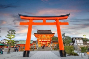 Fushimi Inari Taisha – Lạc giữa đường hầm cổng đỏ linh thiêng của Kyoto