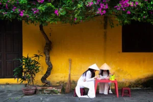Phố cổ Hội An được ví là 'thị trấn nhuộm màu vàng mê hoặc'