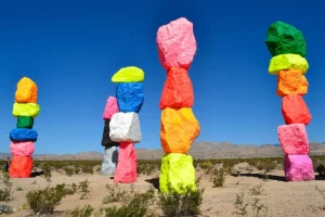 SEVEN MAGIC MOUNTAINS – BẢO TÀNG SẮC MÀU GIỮA SA MẠC NƯỚC MỸ