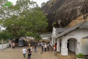 Khu đền nằm dưới khối đá khổng lồ ở Sri Lanka