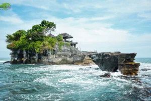 Tanah Lot - Ngôi đền nằm trọn trên khối đá giữa đại dương