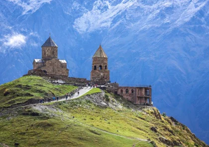 GERGETI TRINITY CHURCH - CHẠM ĐỈNH TRỜI GIỮA NÚI NON CAUCASUS